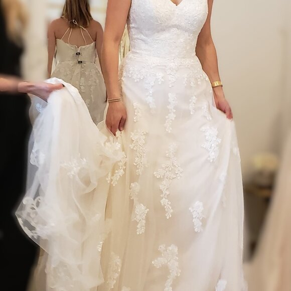 Stella York wedding gown - brand new, never worn - Picture 5 of 11